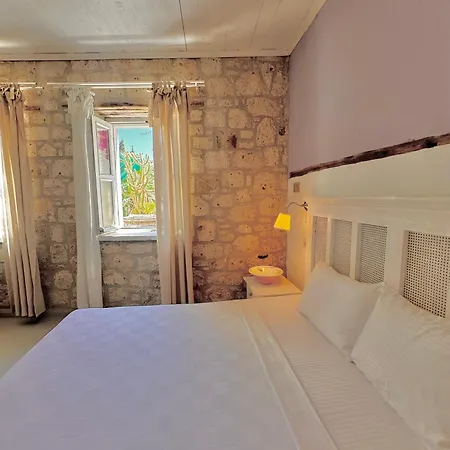 Leonidas Hotel *