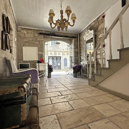Leonidas Hotel *
